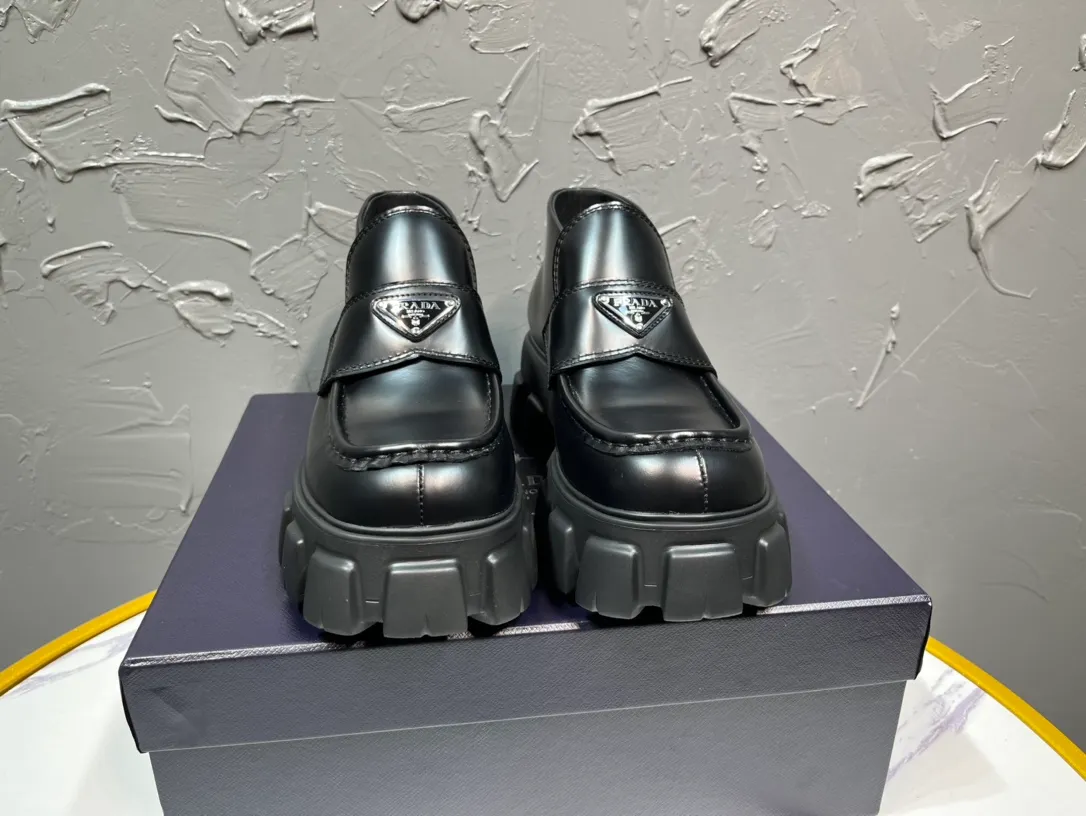 Men's clothing and shoes💰820💰 🔥🔥🔥3990 The latest prada Prada triangle enamel logo high-height lace-up shoes, the official website synchronizes the round toe and bold Lofte boots, using the original one-to-one development, the outsole one-to-one private molding, the fabric uses imported open edge beads, lining cowhide, foot pad cowhide, sole height 5cm, outsole original rubber foam sole, size 39-46